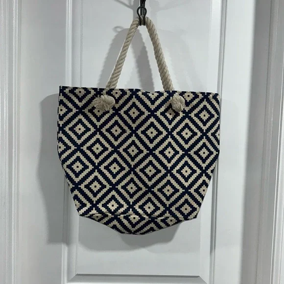 ⭐️SOLD⭐️NWOT Summer & Rose Tote Bag with button closure - Picture 2 of 7